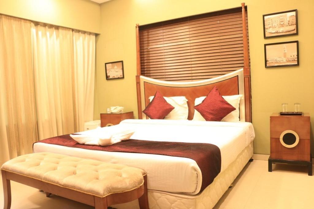Jalsa Hotel & Banquets,インドール エクステリア 写真