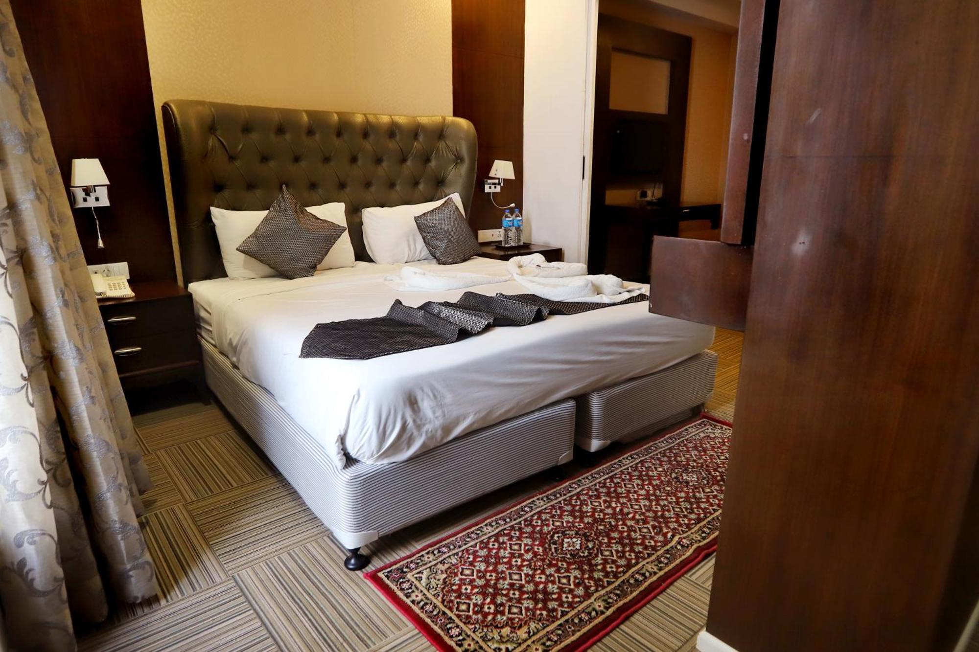 Jalsa Hotel & Banquets,インドール エクステリア 写真